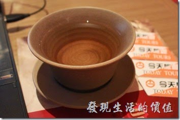 南投日月潭-雲品酒店。難得的高級茶杯組，那就趕緊來泡杯茶，這裡左走邊的是茉香綠茶，右手邊的是紅玉，感覺紅茶比較好喝。