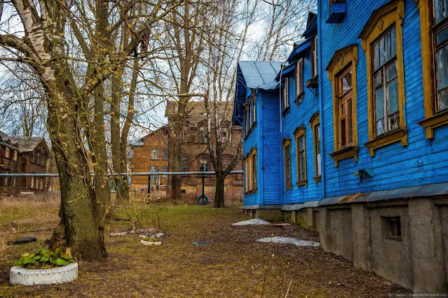 Двухэтажный, деревянный, многоквартирный, синий дом