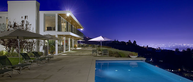 Picture of the house and terrace at night