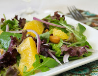 Salada de Folhas Verdes com Laranja e Castanhas de Caju (vegana)