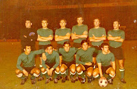 REAL BETIS BALOMPIÉ - Sevilla, España - Temporada 1970-71 - Vilanova; Telechía, Díaz, Frigols, Irizar y Pachón; Macario, Isauro, Machicha, González y Benítez - VALENCIA C. F. 0 REAL BETIS BALOMPIÉ 0 - 19/05/1971 - Copa del Generalísimo, octavos de final, partido de ida - Valencia, estadio de Mestalla - En octavos de final, se enfrentan los equipos Campeones de 1ª y 2ª. El Betis, campeón de 2ª, arranca un valioso empate en Mestalla, pero cae estrepitosamente en la vuelta por 4-0, siendo eliminado