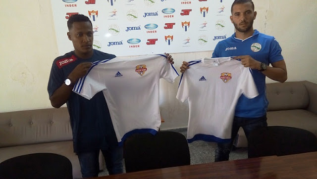 Los futbolistas cubanos Alberto Gómez y Roberto Peraza firmaron este sábado contrato con la Liga Dominicana de futbol