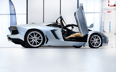 2013 Lamborghini Aventador LP 700 4 Roadster right side doors open 1024x640