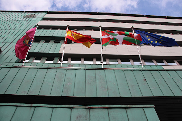 Banderas en el balcón del Ayuntamiento de Barakaldo