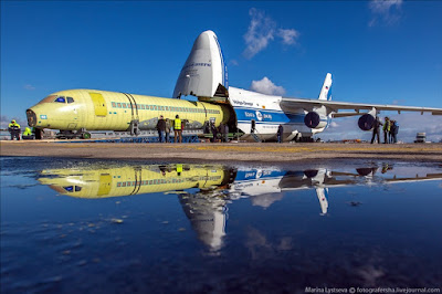 sukoi super jet di dalam AN-124 Ruslan