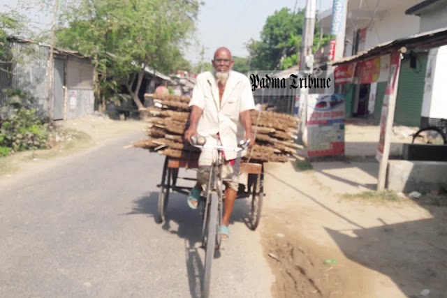 ৩৩ বছর ভ্যান চালিয়েও অভাব দূর হলো না তাঁর