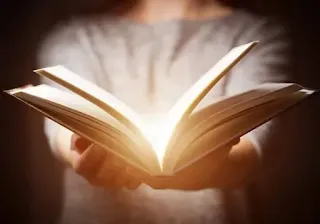 livro aberto com luz refletindo