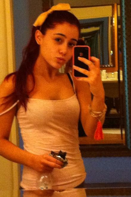 Fotos coquetas de Ariana Grande sin maquillaje