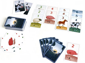 na zdjęciu widać początkowe rozłożenie kart, karty to nie moje ułożone w kolumnach, zakryty stos kart dobierania, gracze otrzymują po dziewięć kart