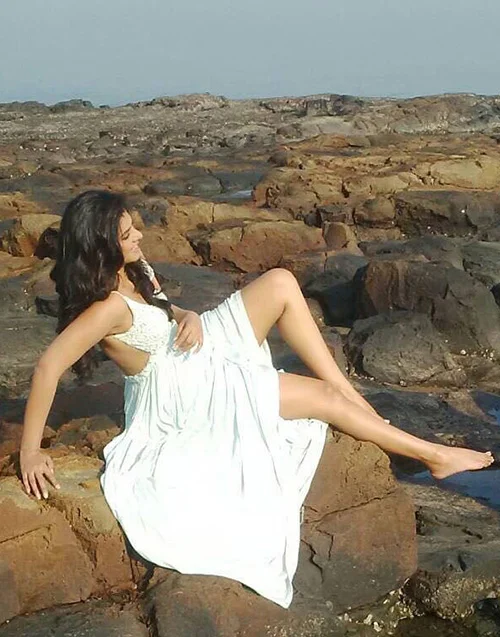 Dalljiet Kaur sexy legs hot indian tv actress bigg boss