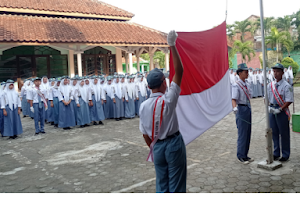 Makna Tersembunyi  di Balik Pengibaran Bendera Merah Putih di SMK Ma'arif NU 1 Wangon: Simbol Kebanggaan dan Pendidikan Nasional
