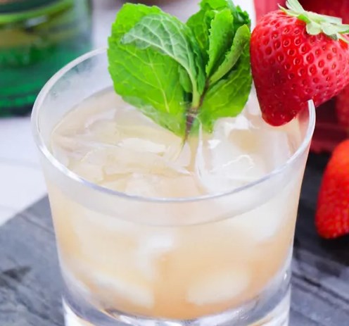 STRAWBERRY WHISKEY SMASH #drinks #cocktails 