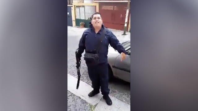 Arrestan a policía armado que dijo ser ;la mera verg@ en vídeo difundido en redes. (Video)