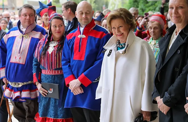 Queen Sonja of Norway opened the Sámi pavilion at the 59th Venice Biennale. The Queen wore a white cashmere coat