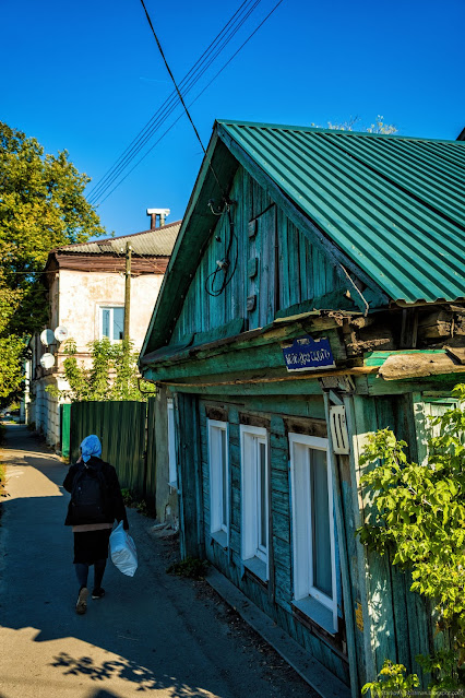 Старый, низкий деревянный дом