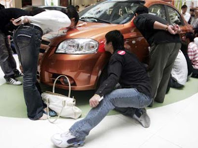 Endurance Car Kissing Contest