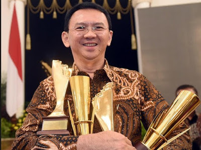 HANYA AHOK SEORANG GUBERNUR YANG DAPAT MENGGUNCANG DUNIA DAN MENDAPAT SIMPATI DARI PANDANGAN ORANG YANG BENAR