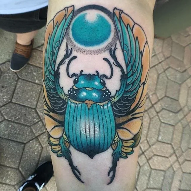 UNA IMAGEN DE TATUAJE DE ESCARABAJO AZUL EGÍPCIO