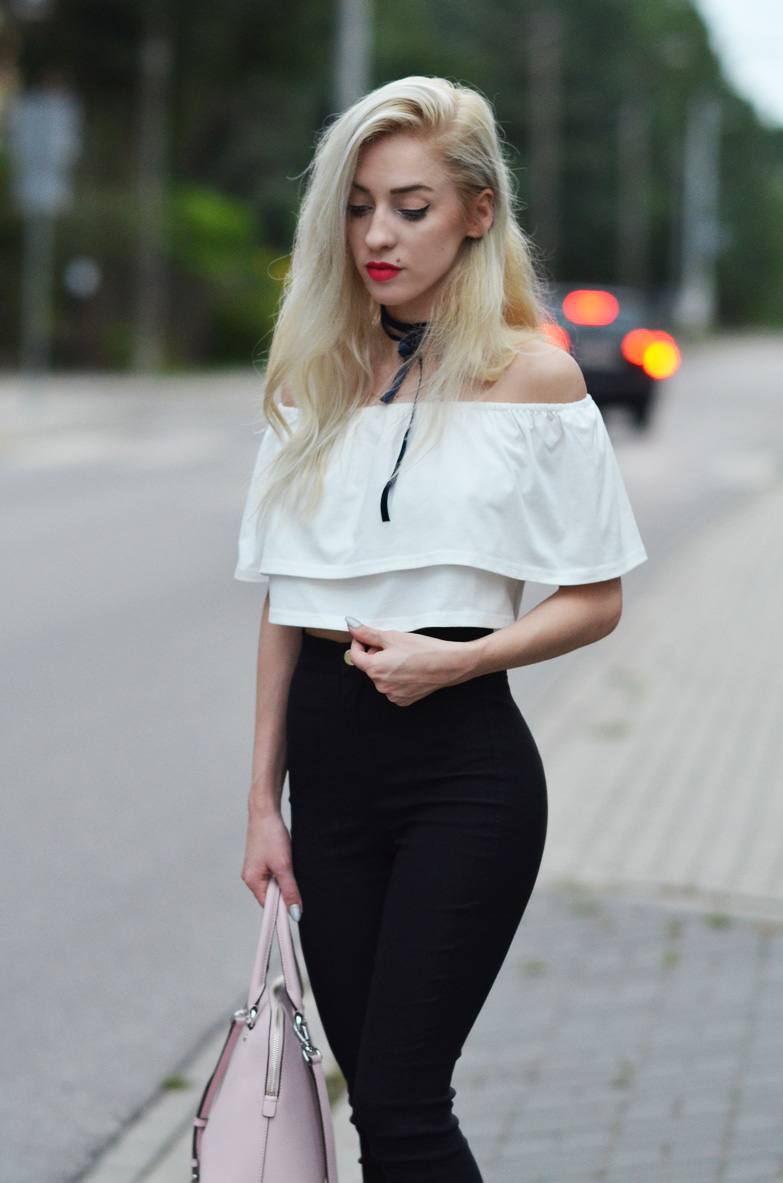 B&W: BIAŁA BLUZKA OFF SHOULDER + SPODNIE Z WYSOKIM STANEM