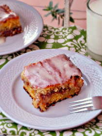 Featured Recipe | Honey Bun Cake from La Cocina de Leslie #SecretRecipeClub #recipe #dessert #cake