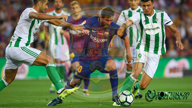 Messi Sedang Berebutan Bola Dengan Pemain Real Betis