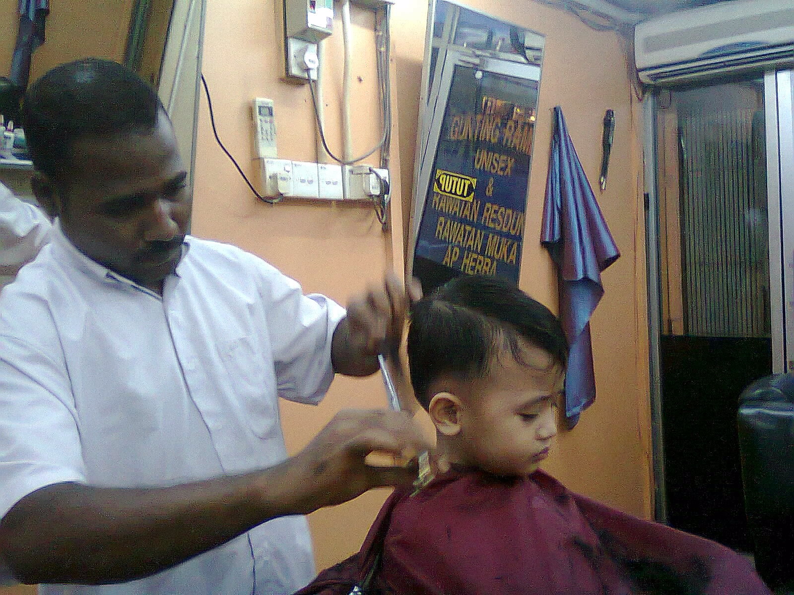  Potong  rambut  di  kedai CIKLAILI