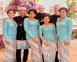 Model Seragam  Keluarga  Resepsi  Pernikahan Galeri Batik 