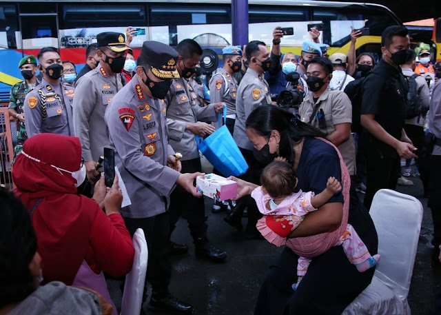 Kapolri Cek Pos Pelayanan Terpadu Mudik Lebaran di Terminal Purabaya