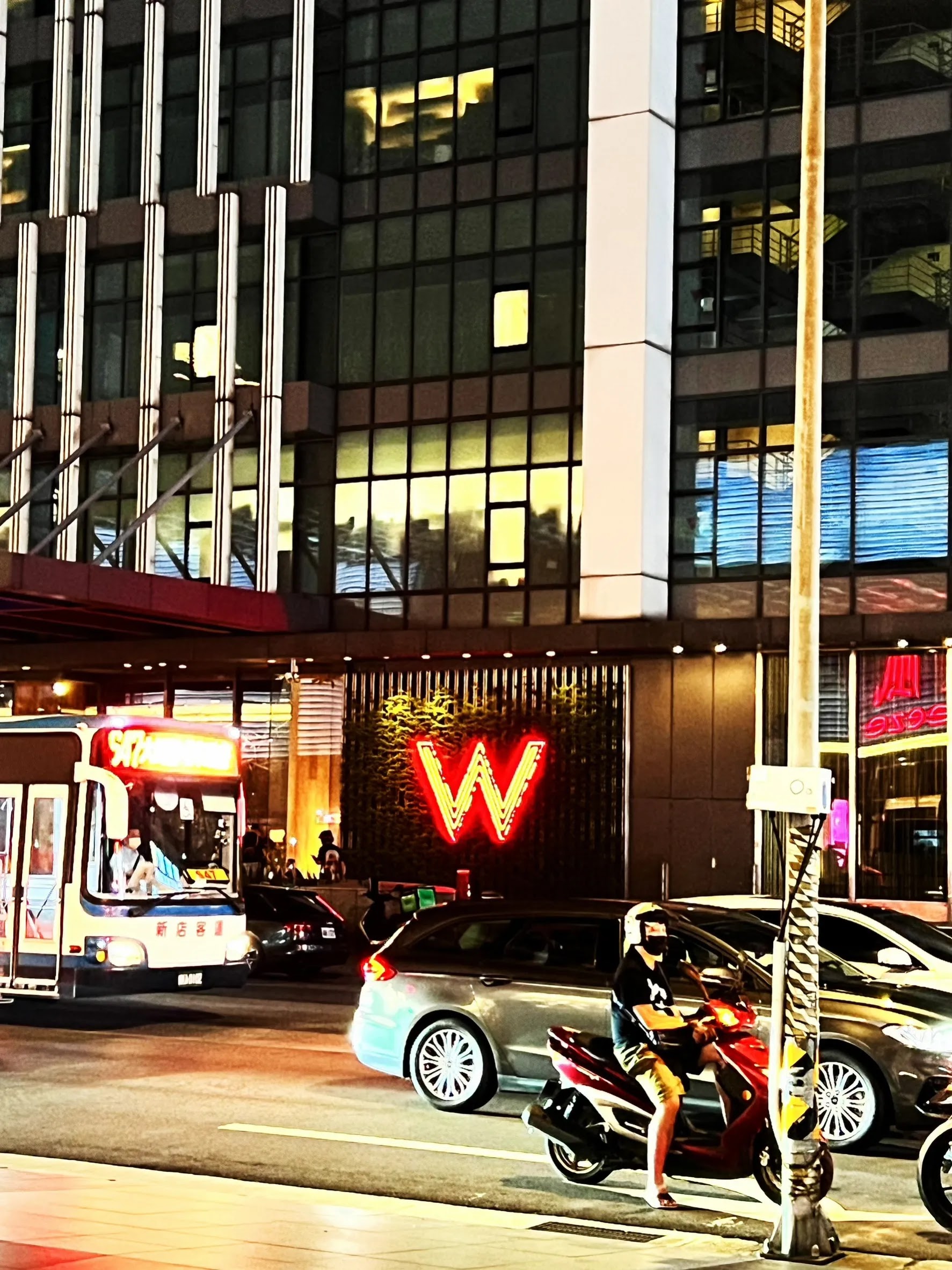 都會時髦酒吧 │ 池畔旁俯瞰W Hotel 10樓夜景【台北W飯店–WOO BAR】