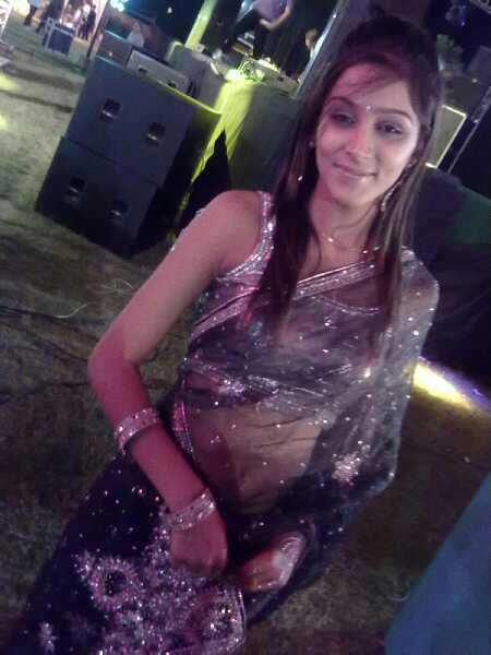 desi-girl-cute-look-in-sari