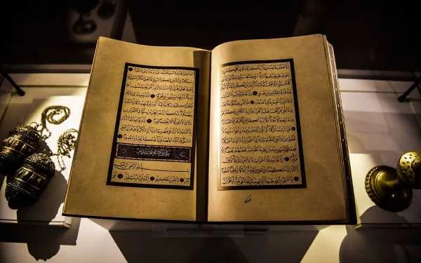 Kedudukan dan Fungsi Al-Qur'an Dalam Kehidupan