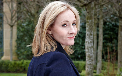   Biografi JK Rowling        Joanne Kathleen Rowling atau yang dikenal dengan J.K Rowling dilahirkan di Chipping Sodbury, Gloucestershine, England pada tanggal 31 Juli 1965. Bersama orang tua dan adiknya, Rowling pindah rumah ke daerah Winterbourne. Ditempat itu ia mempunyai tetangga yang bernama Potter. Saat Rowling berusia 9 tahun, ia dan keluarganya pindah lagi ke Tutshill. Di Tutshill. Rowling mulai menulis cerita sejak berusia 5 tahun. Karya pertamanya berjudul Rabbit. Rowling mulai bersekolah di sebuah sekolah dasar dan berlanjut ke Wyedean Comprehensive. Setelah lulus Rowling melanjutkan ke Exeter University. Di Exeter ini Rowling belajar bahasa perancis. Pada tahun 1990 Rowling lulus dari Exeter University. Saat berumur 26 tahun ia pindah ke Portugal menjadi guru bahasa Inggris.  Sebagai seorang lulusan Universitas Exeter, Rowling berpindah ke Portugal pada tahun 1990 untuk mengajar Bahasa Inggris. Di sana dia berjumpa dengan seorang wartawan Portugis. Rowling menikah dengan Jorge Arantes seorang wartawan yang berasal dari Portugis. Pada tahun 1993 anaknya yang bernama Jessica lahir. Namun tidak lama setelah anaknya lahir, Rowling bercerai dengan suaminya dan pindah ke Edinburg dengan anaknya dan tinggal berdekatan dengan rumah adik perempuan Rowling, Di..Dalam perjalanannya dari Manchester ke London dengan Kereta api 