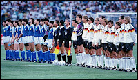 SELECCIÓN DE ARGENTINA y SELECCIÓN DE ALEMANIA - Temporada 1989-90 - Burruchaga, Dezotti, Troglio, Sensini, Basualdo, Ruggeri, Néstor Lorenzo, Serrizuela, Juan Simón, Goycoechea y Diego Armando Maradona; Matthäus, Illgner, Buchwald, Augenthaler, Völler, Kohler, Brehme, Littbarski, Häßler, Berthold y Klinsmann - REPÚBLICA FEDERAL DE ALEMANIA 1 (Andreas Brehme), ARGENTINA 0 - 08/07/1990 - Campeonato Mundial de Italia 1990, final - Roma, Italia, estadio Olímpico - ALEMANIA gana su tercer CAMPEONATO DEL MUNDO