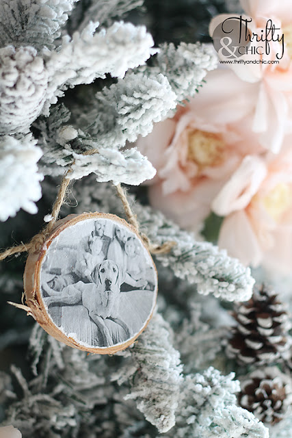 DIY Wood Slice Family Picture Ornament. DIY rustic Christmas ornaments. DIY Christmas gift ideas for family. How to make a wood slide family photo ornament. Family photo ornament tutorial. 