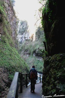 Camino sobre pasarelas en las Gorges de Kakouetta.