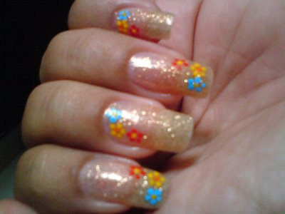 Pintei minhas unhas com esmalte gliter e fiz as florzinhas com tinta para 