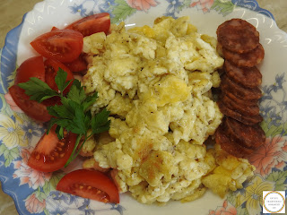 Reteta jumari din oua cu branza prajite rapid la tigaie retete omleta scrob mancare de casa pentru mic dejun carnaciori salata,