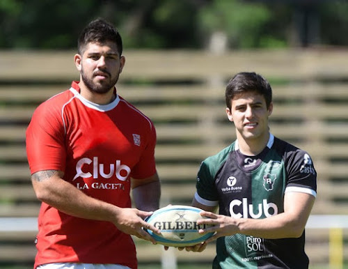 Lucio Urueña (Los Tarcos) y Santiago Paz Posse (Tucumán Rugby) junto a la Copa de Oro “Club LA GACETA”. Foto de Analía Jaramillo -La Gaceta.