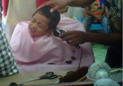 +Foto sedih anak saat potong rambut menangis