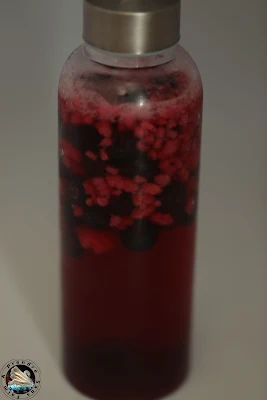 Eau détox framboises cerises