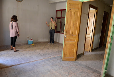 Interior de habitación con 2 personas hablando