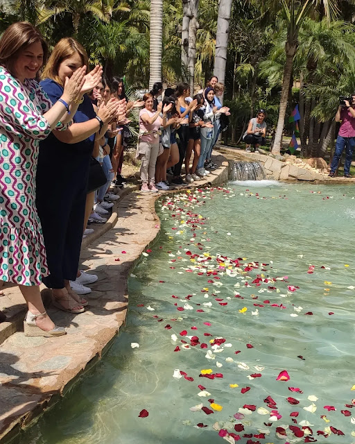 En esta foto puedes ver a nuestra alcaldesa participando en la "Ceremonia del Río"