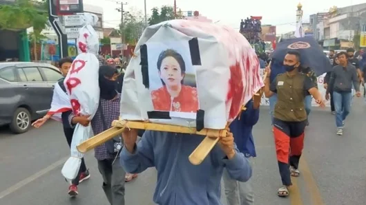 Polisi Tolak Penangguhan Penahanan Mahasiswi Pembawa Keranda Mayat Gambar Puan