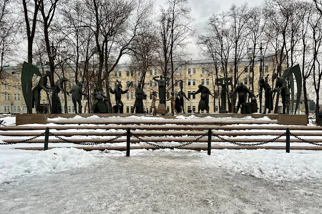 Болотная площадь, скульптурная композиция художника Михаила Шемякина «Дети – жертвы пороков взрослых» (установлена в 2001 году)