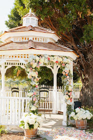 Decora la glorieta de tu boda con flores - Foto: www.stylemepretty.com