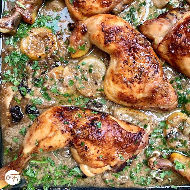 Poulet rôti, sauce crémeuse à l'ail et au poivre vert d'Ottolenghi