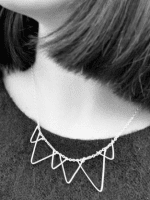 http://conideade.com/blog/como-hacer-un-collar-con-alambre-en-forma-de-triangulo/2619