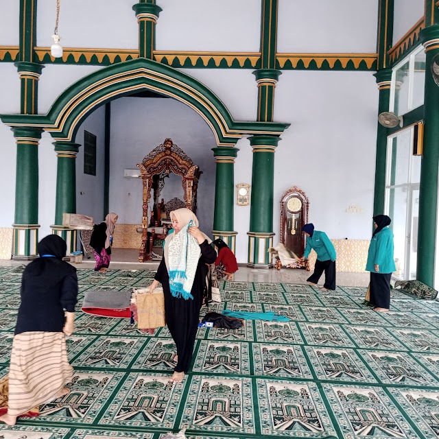 KEGIATAN MAHASISWA KKN STAI AL-HAMIDIYAH 02 BERSAMA PARA MASYARAKAT, SELALU MENJAGA KEIMANAN DENGAN MALAKUKAN BERSIH BERSIH  