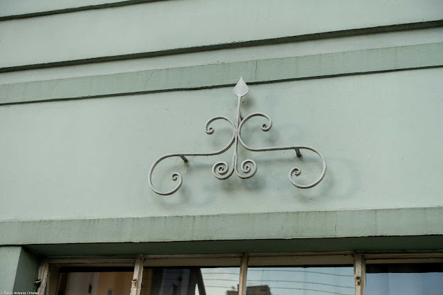 Detalhe de ornamento de ferro em fachada de casa