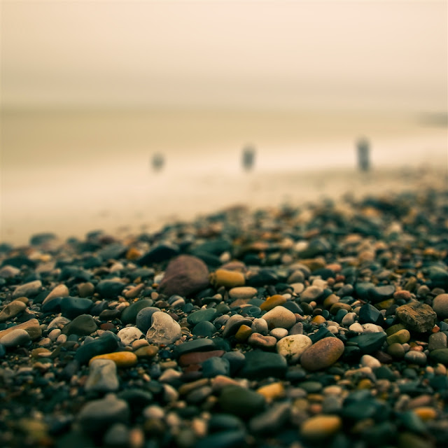iPad 4 Wallpaper - Beach Pebbles Autumn